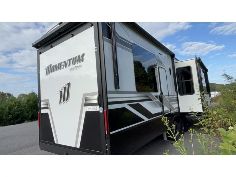 2026 Grand Design 2026 Grand Design Momentum - thumbnail 5
