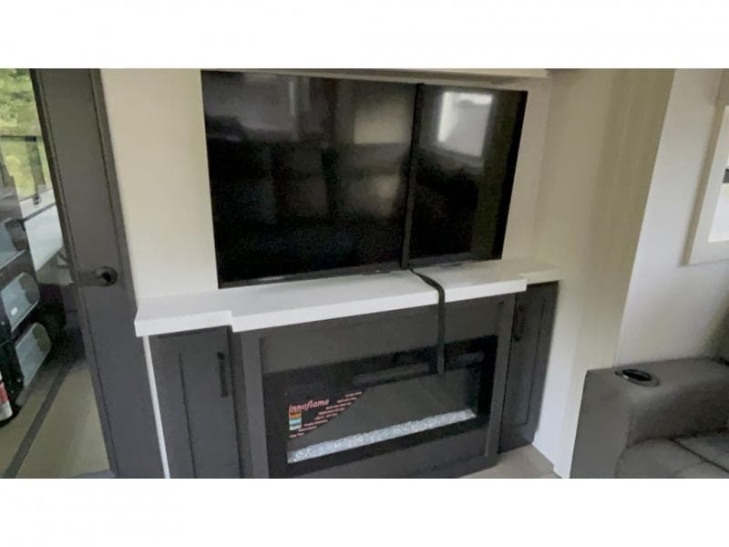 2026 Grand Design 2026 Grand Design Momentum - thumbnail 13