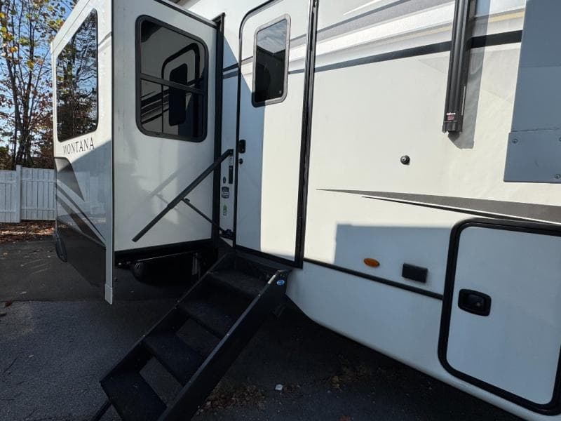 2024 Keystone RV 2024 Keystone RV Montana - thumbnail 3