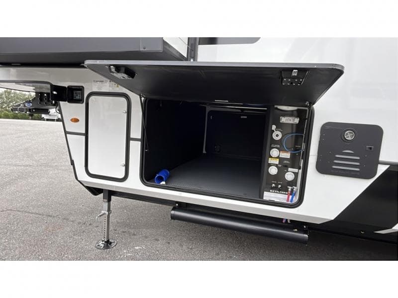 2026 Keystone RV 2026 Keystone RV Montana High Country - thumbnail 5