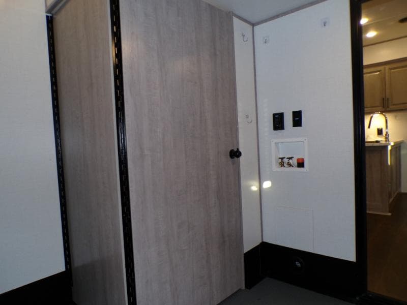 2023 Dutchmen 2023 Dutchmen Voltage - thumbnail 33