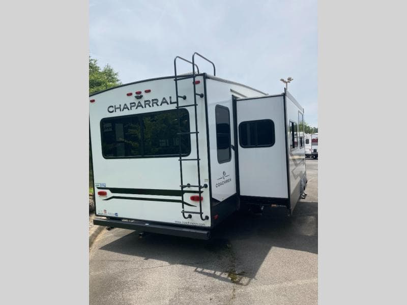 2025 Coachmen 2025 Coachmen Chaparral Lite - thumbnail 4