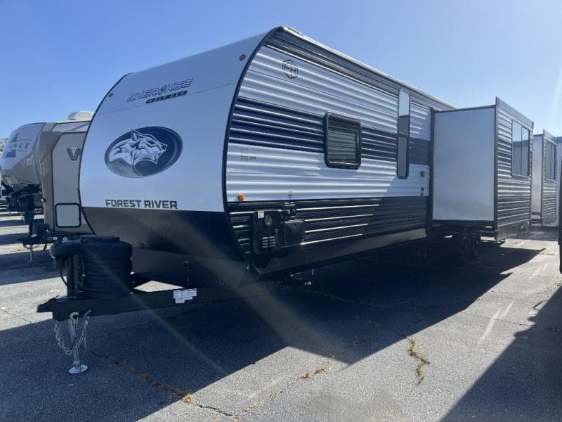 2025 Forest River 2025 Forest River Cherokee Wolf Den - thumbnail 2