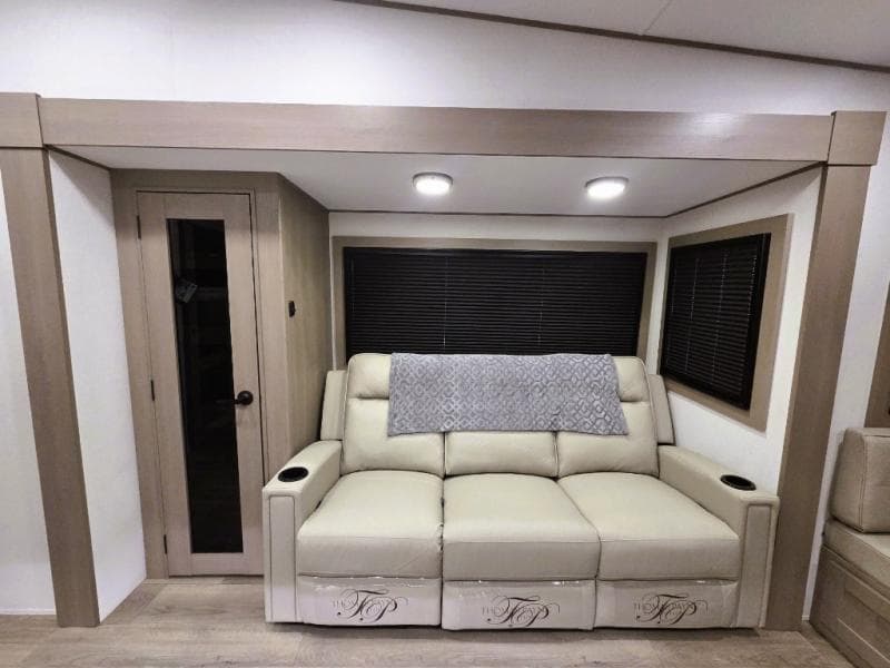 2026 Grand Design 2026 Grand Design Reflection - thumbnail 7