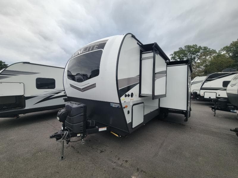 2023 Forest River 2023 Forest River Rockwood Mini Lite - thumbnail 3