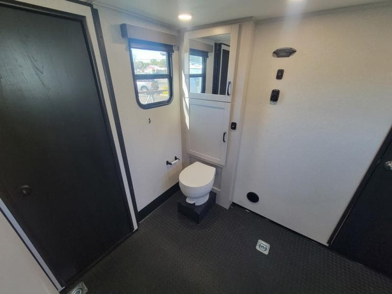 2026 Jayco 2026 Jayco Seismic Toy Hauler - thumbnail 32