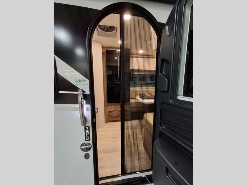 2025 Grand Design 2025 Grand Design Serenova - thumbnail 6