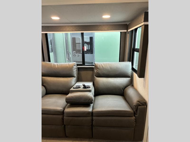 2025 Keystone RV 2025 Keystone RV Cougar Half Ton - thumbnail 5