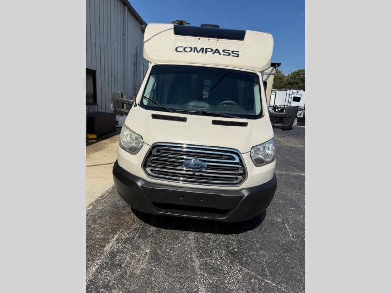 2017 Thor Motor Coach 2017 Thor Motor Coach Compass - thumbnail 3