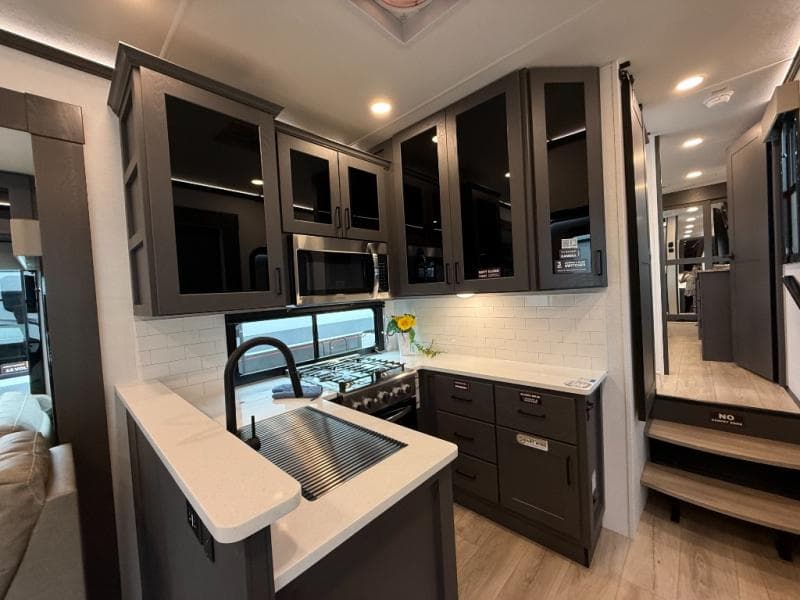 2025 Alliance RV 2025 Alliance RV Valor - thumbnail 6