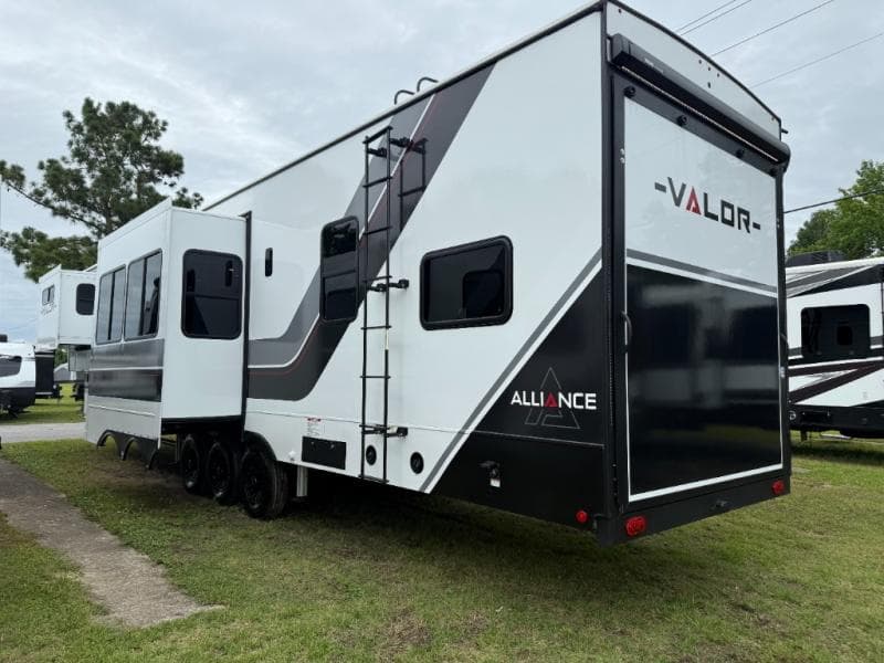 2025 Alliance RV 2025 Alliance RV Valor - thumbnail 32
