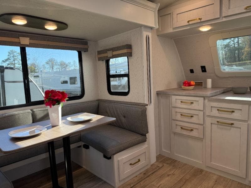 2023 Dutchmen 2023 Dutchmen Astoria - thumbnail 19