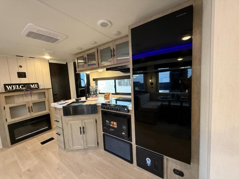 2026 Forest River RV 2026 Forest River RV Cherokee Wolf Den - thumbnail 11