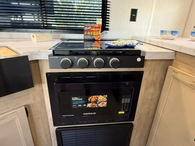 2026 Forest River 2026 Forest River Cherokee Wolf Den - thumbnail 12