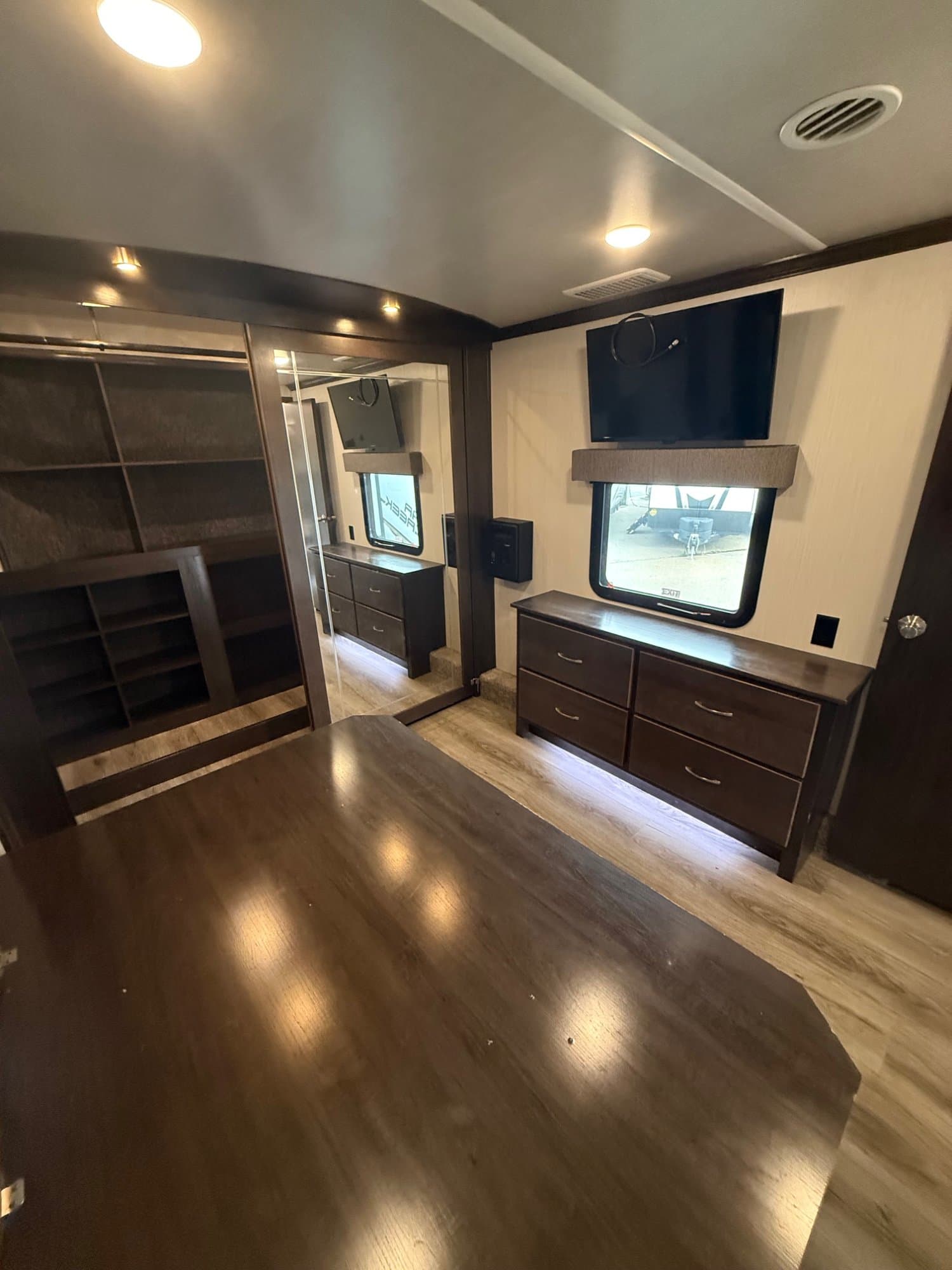 2020 Cedar Creek 2020 Cedar Creek Silverback - thumbnail 19