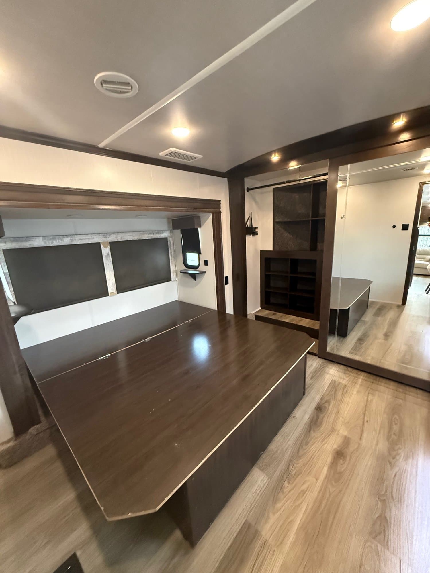 2020 Cedar Creek 2020 Cedar Creek Silverback - thumbnail 21