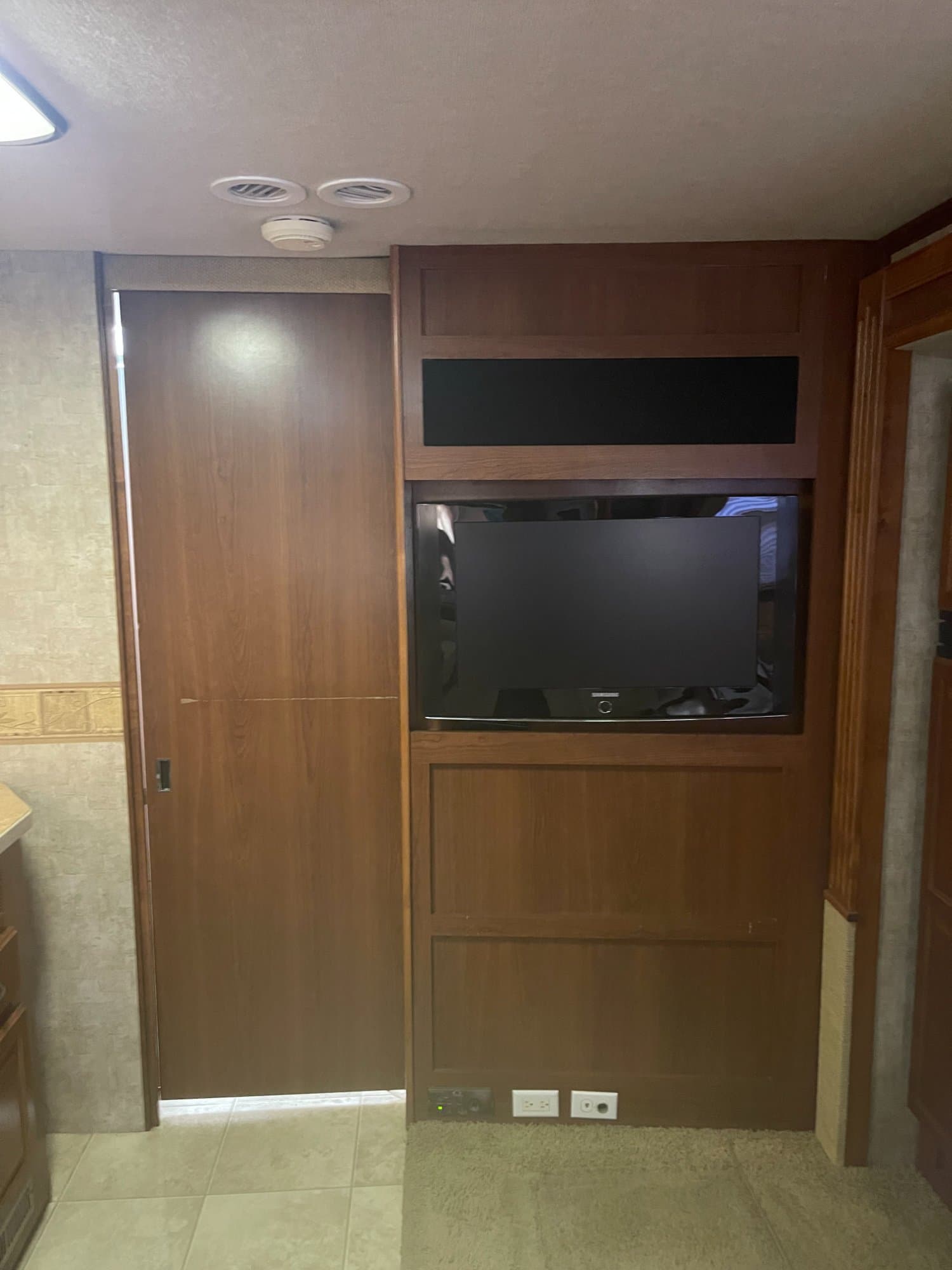 2008 Fleetwood 2008 Fleetwood Bounder - thumbnail 4