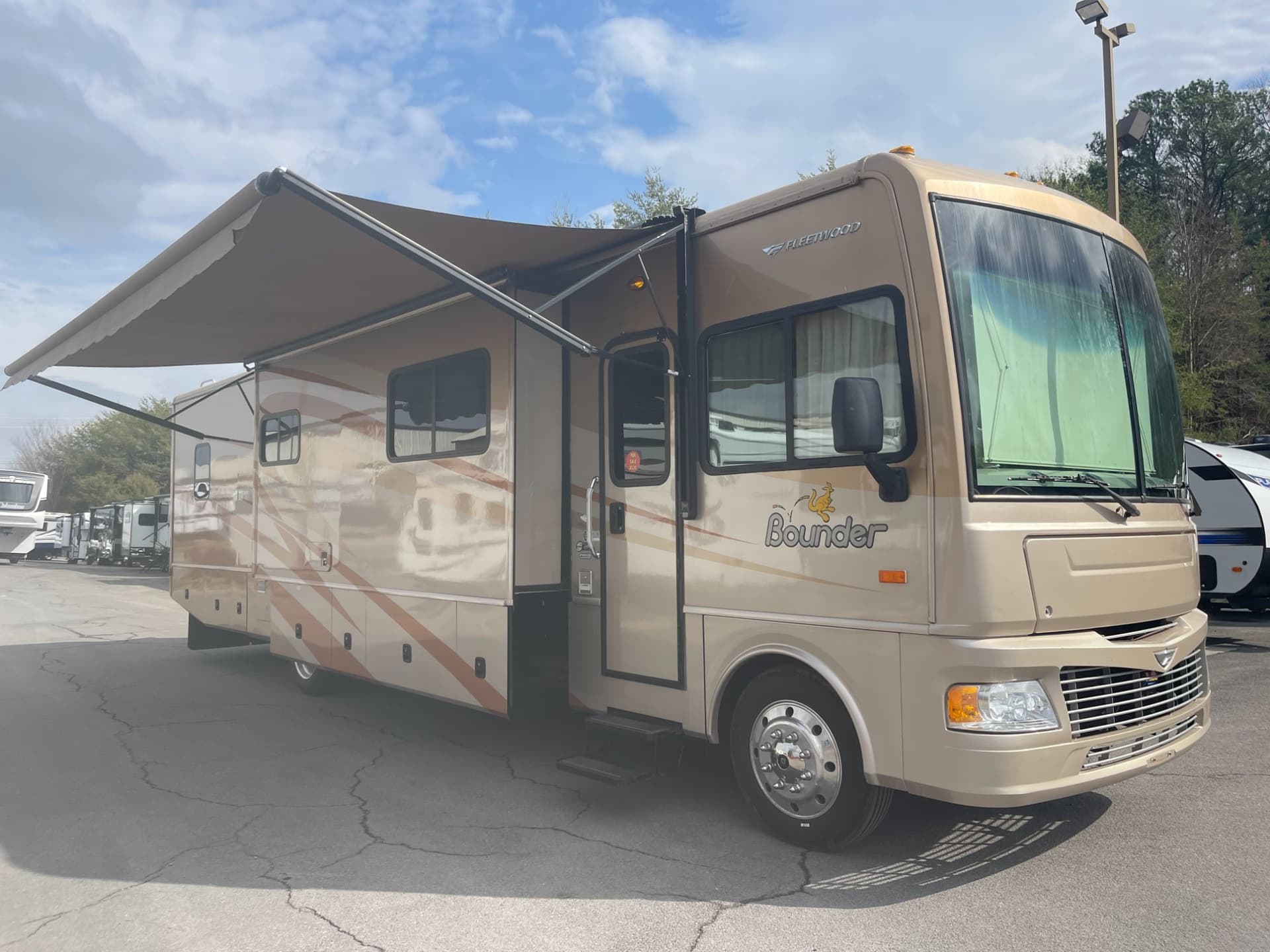 2008 Fleetwood 2008 Fleetwood Bounder - image 1