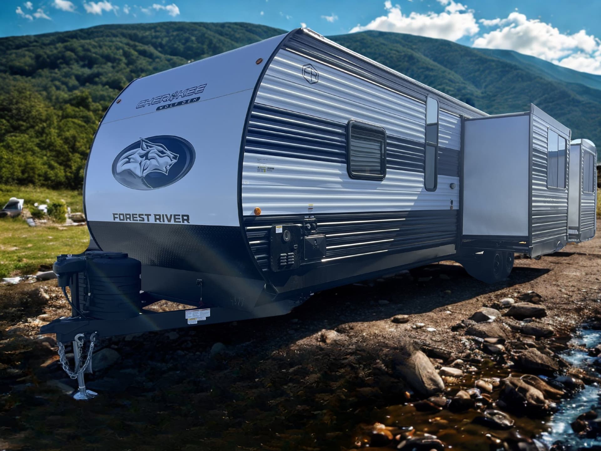 2025 Forest River 2025 Forest River Cherokee Wolf Den - thumbnail 4