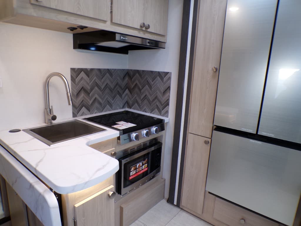 2026 Coachmen 2026 Coachmen Leprechaun - thumbnail 39