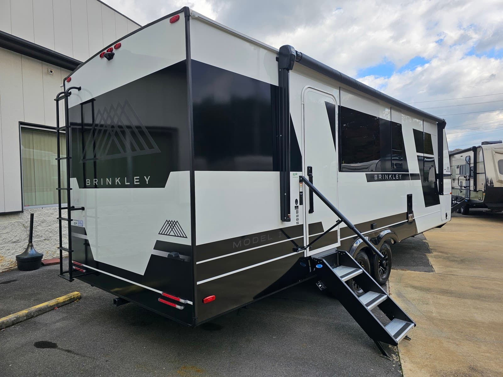 2025 Brinkley RV 2025 Brinkley RV Model IX - thumbnail 7