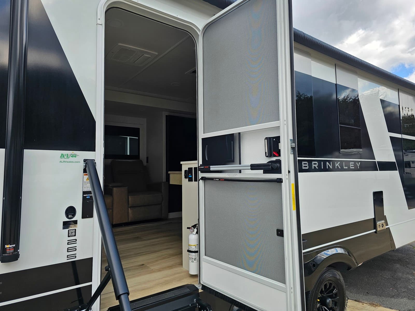 2025 Brinkley RV 2025 Brinkley RV Model IX - thumbnail 12